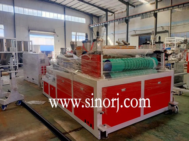 發(fā)往印尼的pvc波浪瓦，T型瓦生產(chǎn)線，大理石uv板生產(chǎn)線開始裝柜